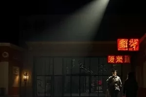 《归潮》剧照：退潮后的滩涂与远处收网的人
