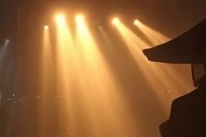 《旧钟表店》剧照：橱窗里排列整齐的老式挂钟