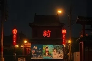 《微光之城》剧照：凌晨街道上唯一亮着灯的便利店