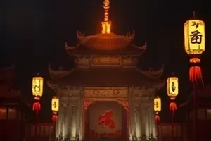 《山那边有风》剧照：高原教室里的板书与窗外的群山