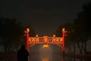 《城南旧梦长》剧照：老式巷口的自行车与斑驳砖墙