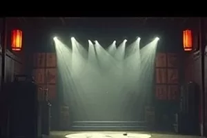 《霓虹尽头》剧照：深夜街头闪烁的广告牌与行人剪影